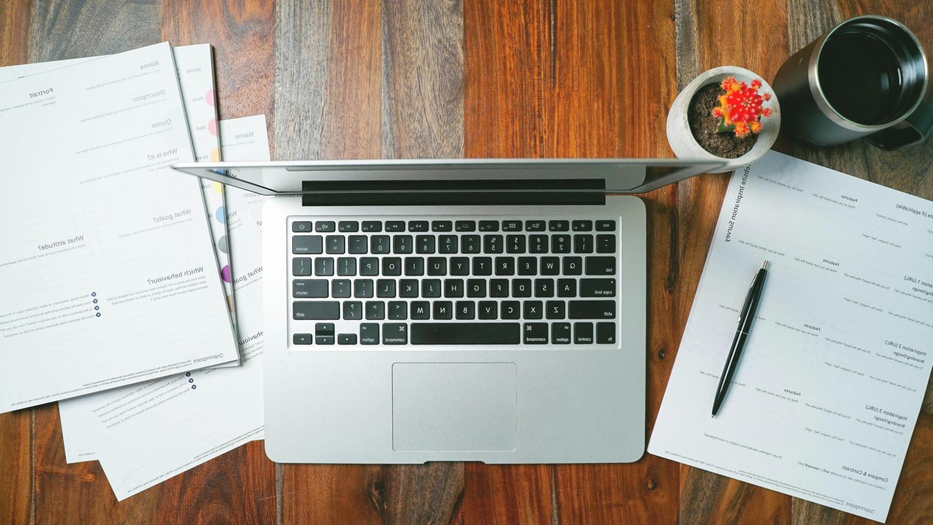 Persona che studia e applica tecniche di crescita personale